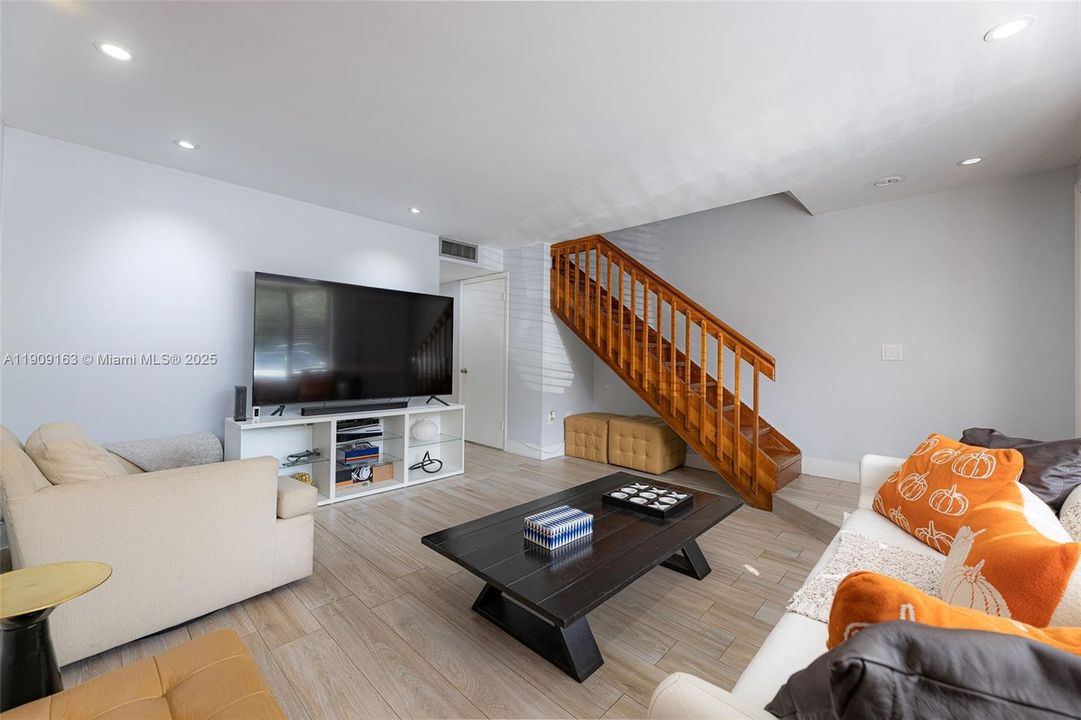 En Venta: $464,900 (2 camas, 1 baños, 1152 Pies cuadrados)