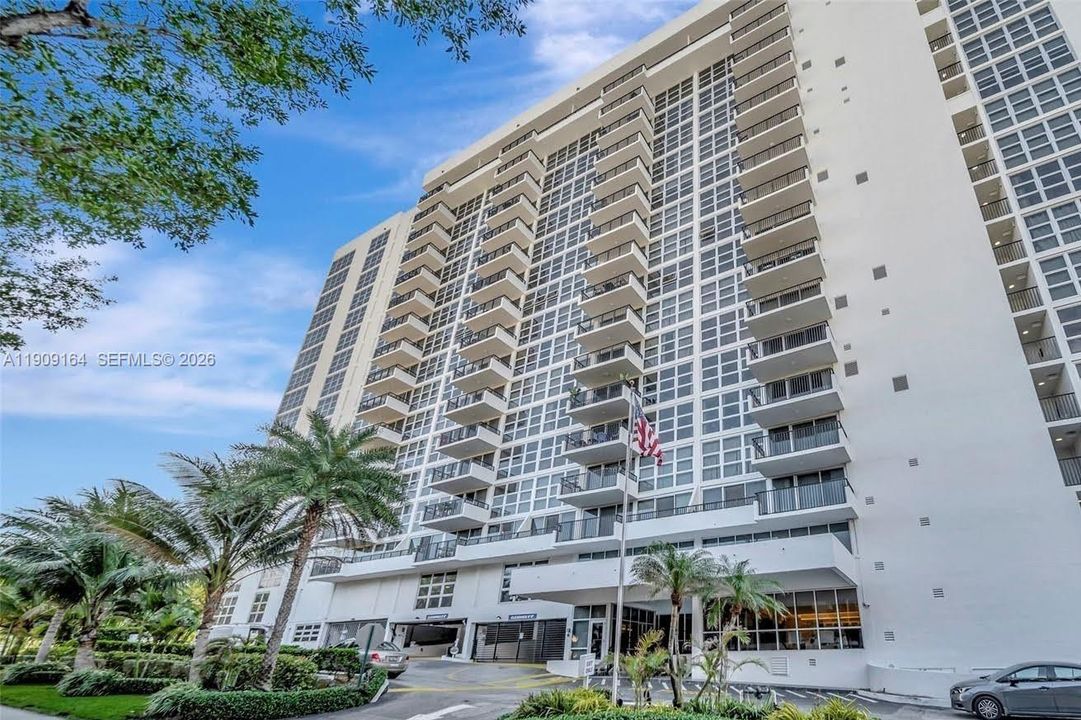 For Rent: $3,200 (2 beds, 2 baths, 1050 Square Feet)