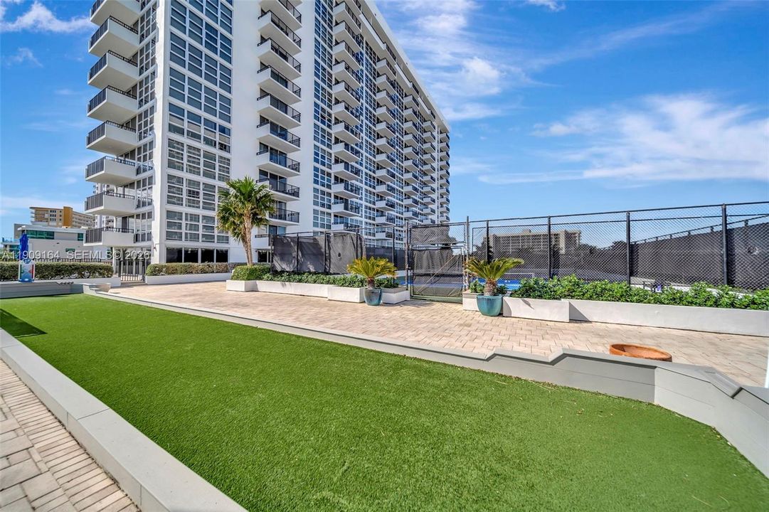 For Rent: $3,200 (2 beds, 2 baths, 1050 Square Feet)