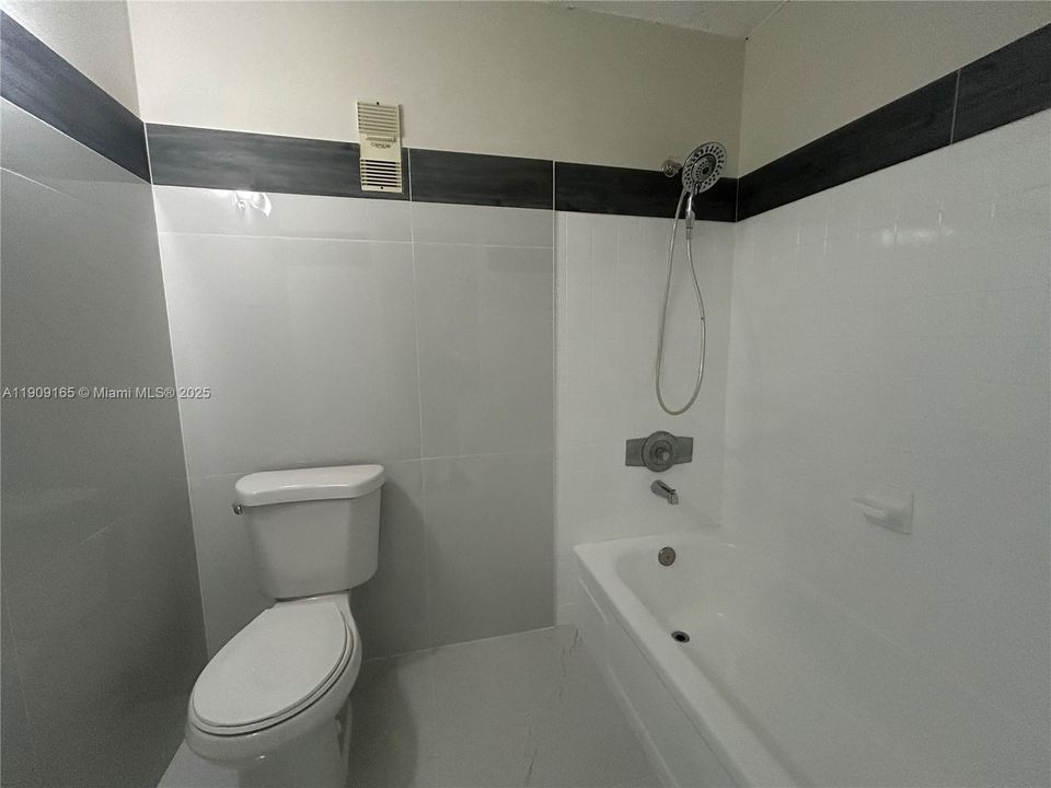 待售: $165,000 (2 贝兹, 1 浴室, 1075 平方英尺)