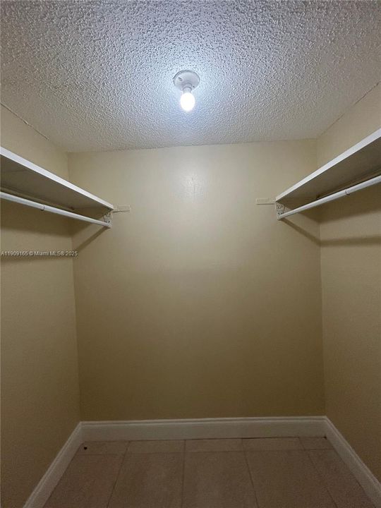 待售: $165,000 (2 贝兹, 1 浴室, 1075 平方英尺)