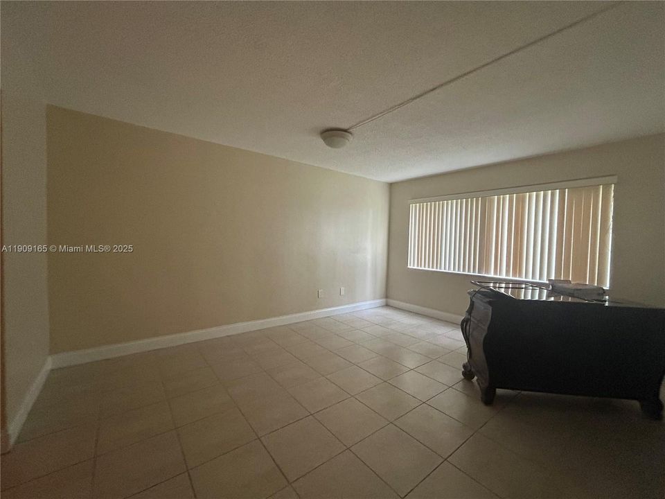 待售: $165,000 (2 贝兹, 1 浴室, 1075 平方英尺)