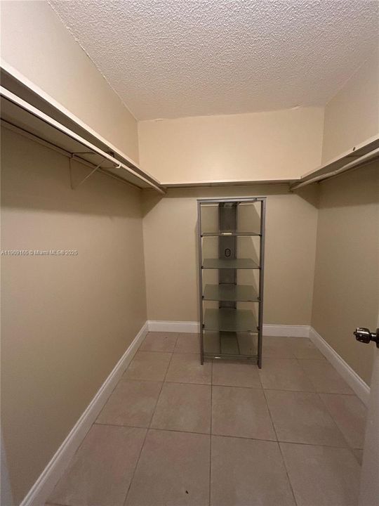 待售: $165,000 (2 贝兹, 1 浴室, 1075 平方英尺)