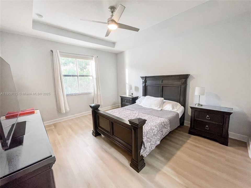 Под контрактом: $565,000 (4 спален, 2 ванн, 2087 Квадратных фут)