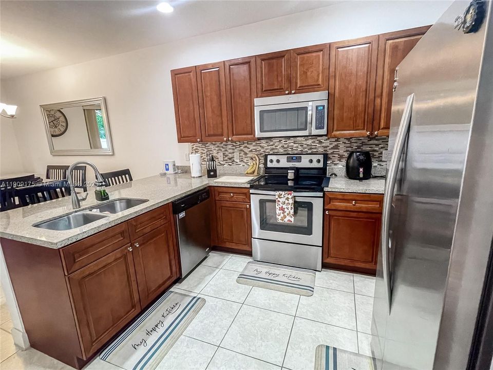 Под контрактом: $565,000 (4 спален, 2 ванн, 2087 Квадратных фут)