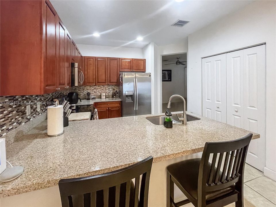 Под контрактом: $565,000 (4 спален, 2 ванн, 2087 Квадратных фут)