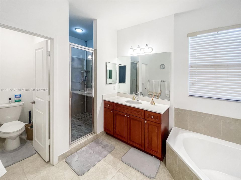 Под контрактом: $565,000 (4 спален, 2 ванн, 2087 Квадратных фут)