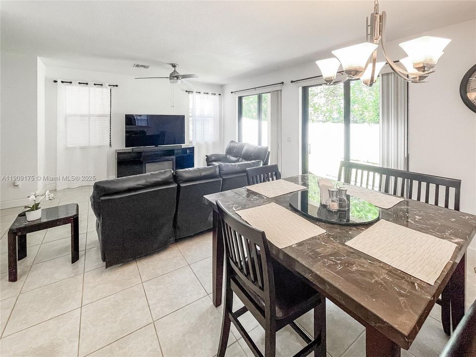 Под контрактом: $565,000 (4 спален, 2 ванн, 2087 Квадратных фут)