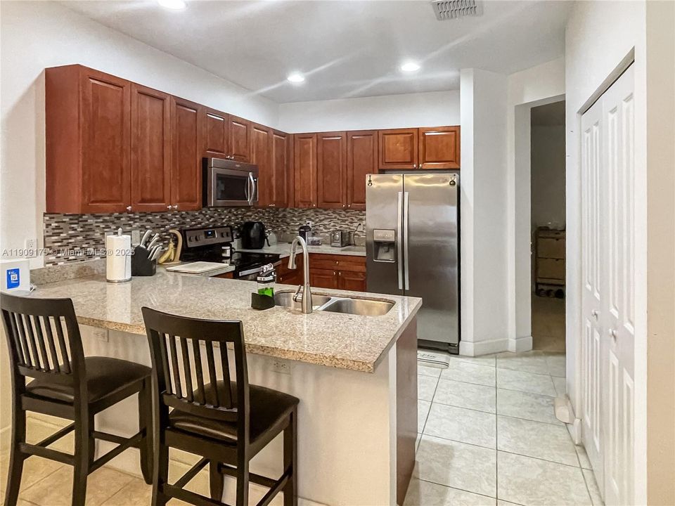 Под контрактом: $565,000 (4 спален, 2 ванн, 2087 Квадратных фут)