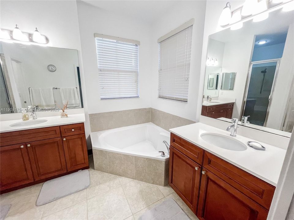 Под контрактом: $565,000 (4 спален, 2 ванн, 2087 Квадратных фут)