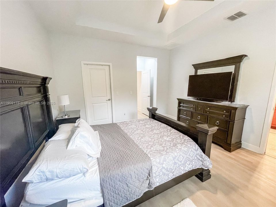 Под контрактом: $565,000 (4 спален, 2 ванн, 2087 Квадратных фут)