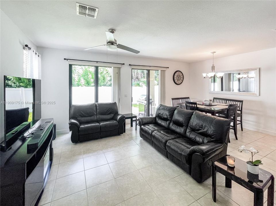 Под контрактом: $565,000 (4 спален, 2 ванн, 2087 Квадратных фут)