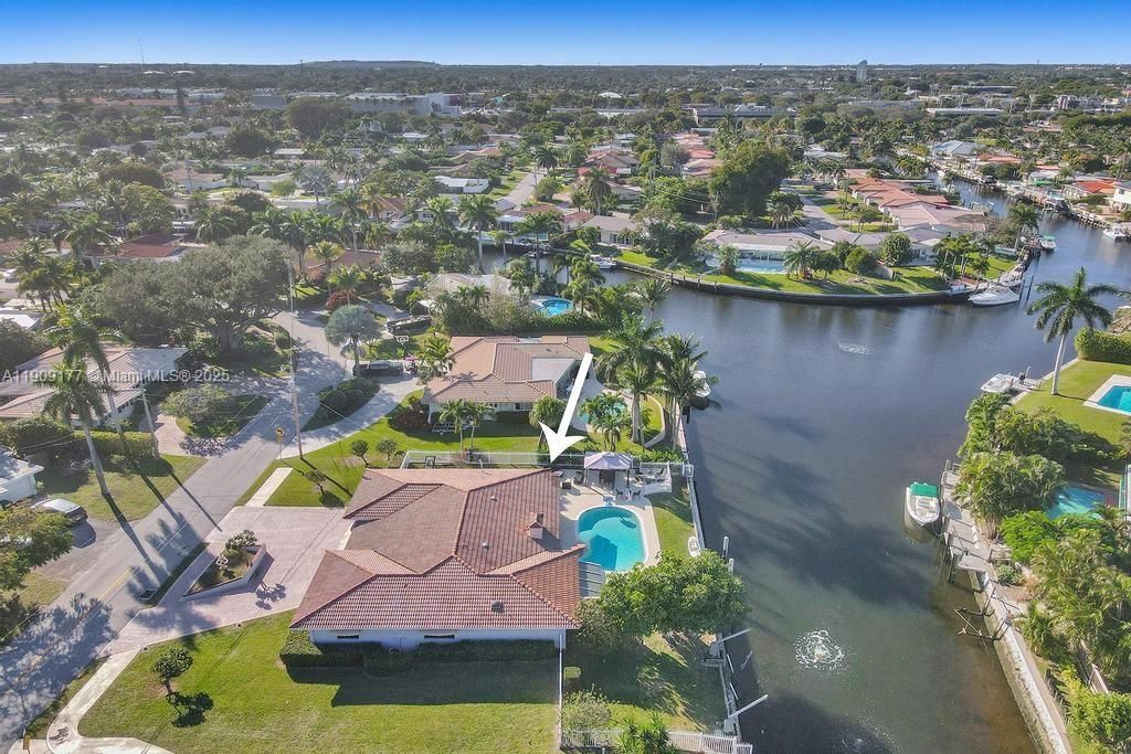 En Venta: $1,750,000 (5 camas, 3 baños, 2614 Pies cuadrados)