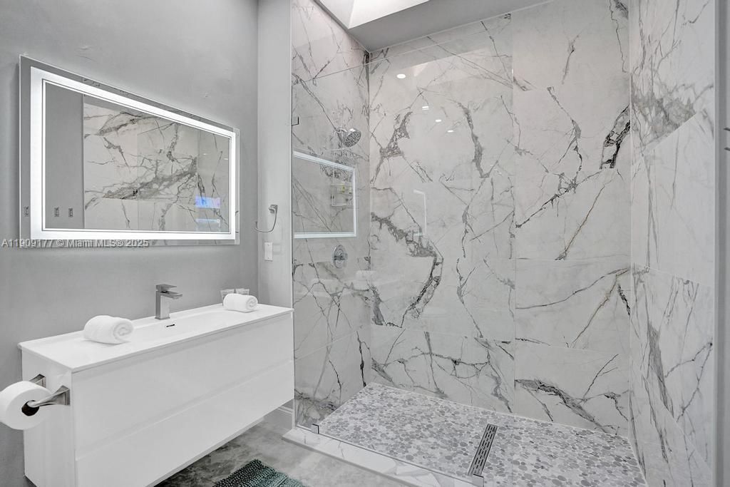 En Venta: $1,750,000 (5 camas, 3 baños, 2614 Pies cuadrados)