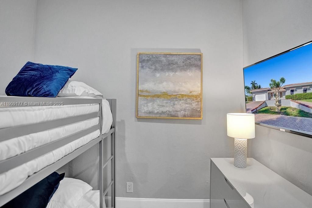 En Venta: $1,750,000 (5 camas, 3 baños, 2614 Pies cuadrados)