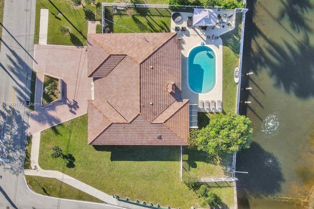 En Venta: $1,750,000 (5 camas, 3 baños, 2614 Pies cuadrados)