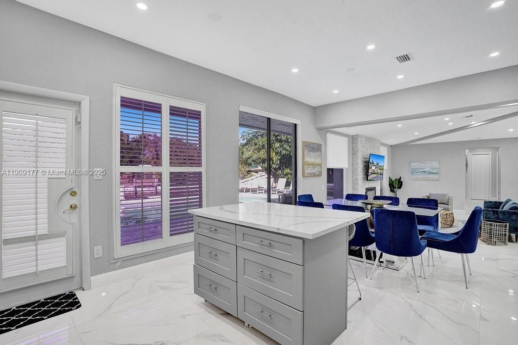 En Venta: $1,750,000 (5 camas, 3 baños, 2614 Pies cuadrados)