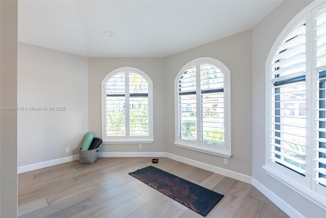 For Sale: $2,570,000 (5 beds, 4 baths, 4377 Square Feet)