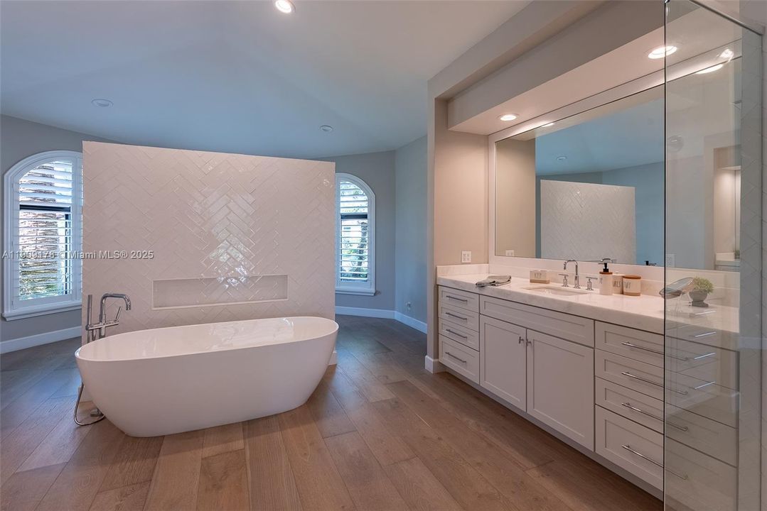 For Sale: $2,570,000 (5 beds, 4 baths, 4377 Square Feet)