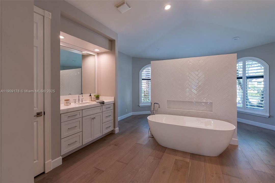 For Sale: $2,570,000 (5 beds, 4 baths, 4377 Square Feet)