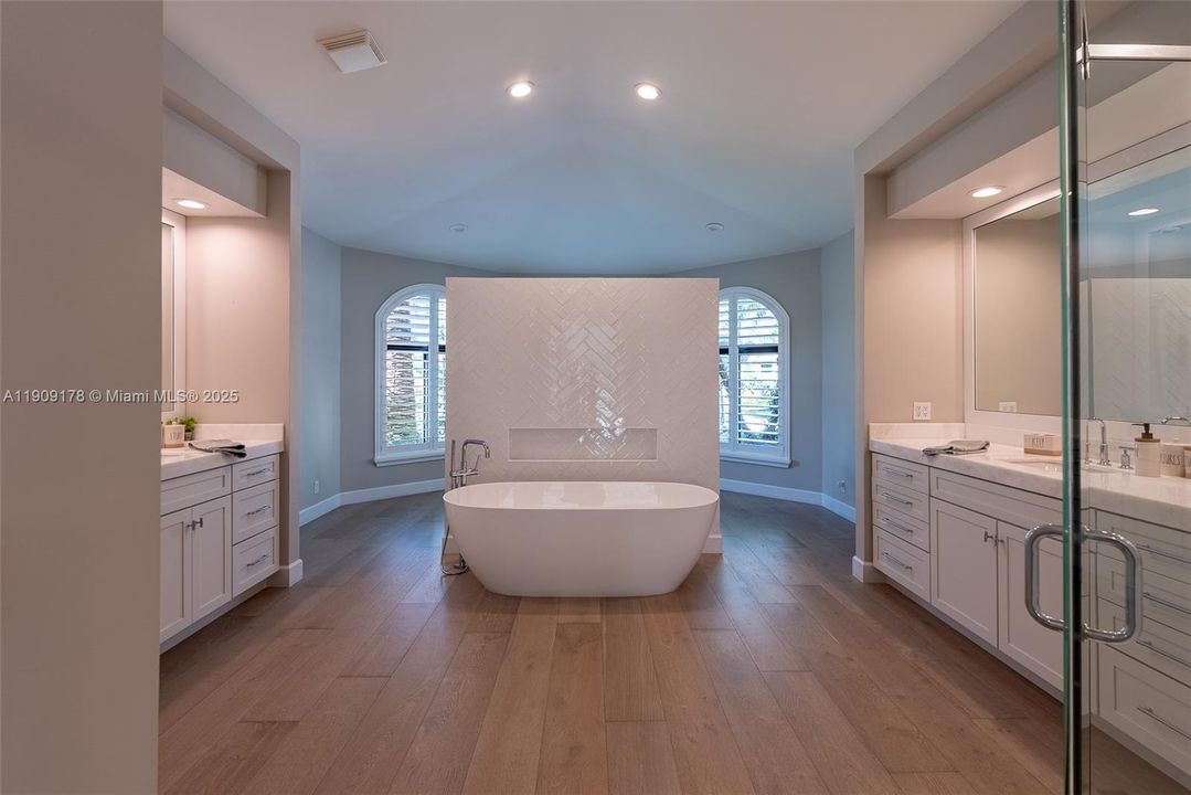 For Sale: $2,570,000 (5 beds, 4 baths, 4377 Square Feet)