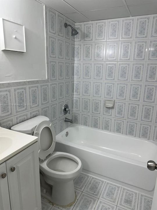 合同活跃: $1,440 (1 贝兹, 1 浴室, 4760 平方英尺)