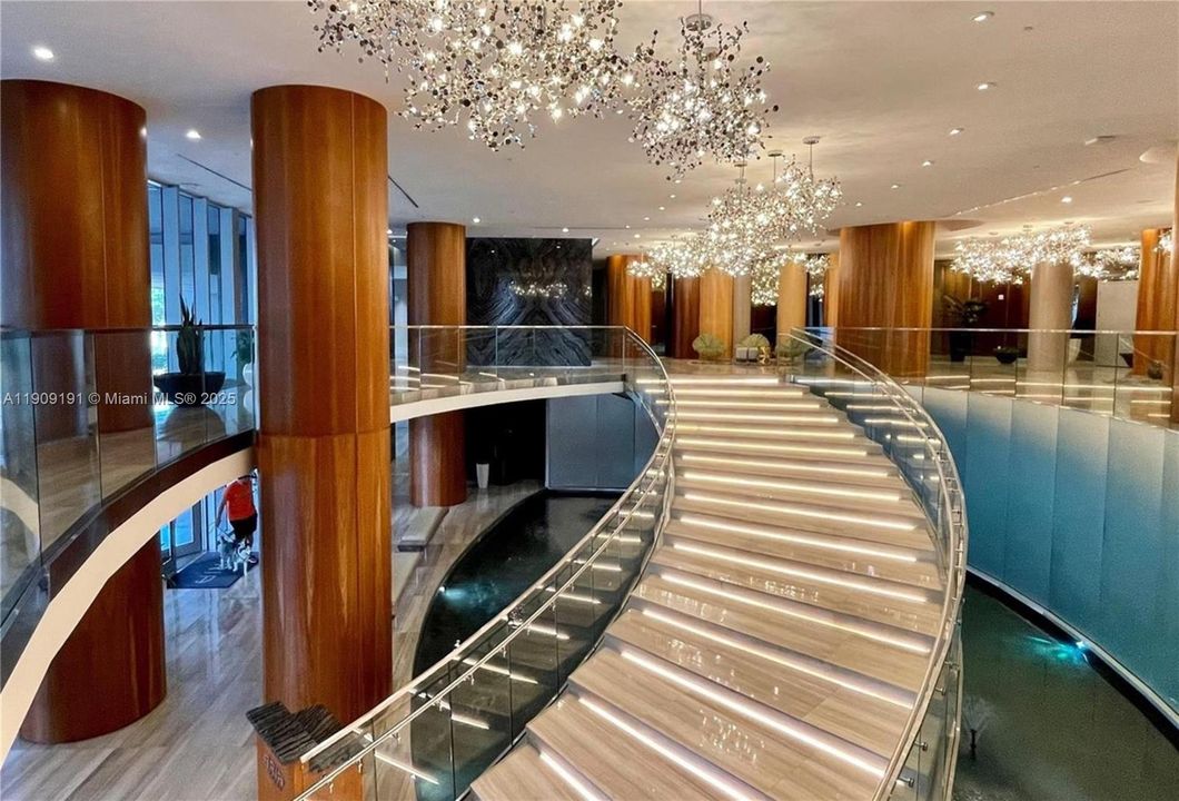 For Sale: $710,000 (2 beds, 2 baths, 1038 Square Feet)