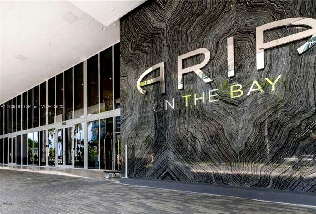 For Sale: $710,000 (2 beds, 2 baths, 1038 Square Feet)