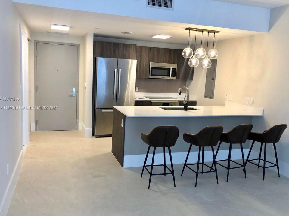 For Sale: $710,000 (2 beds, 2 baths, 1038 Square Feet)