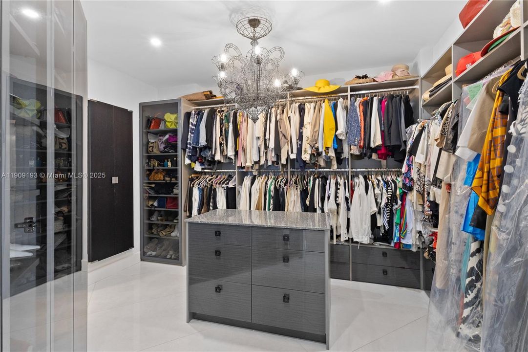 Active With Contract: $1,349,999 (3 beds, 2 baths, 2370 Square Feet)