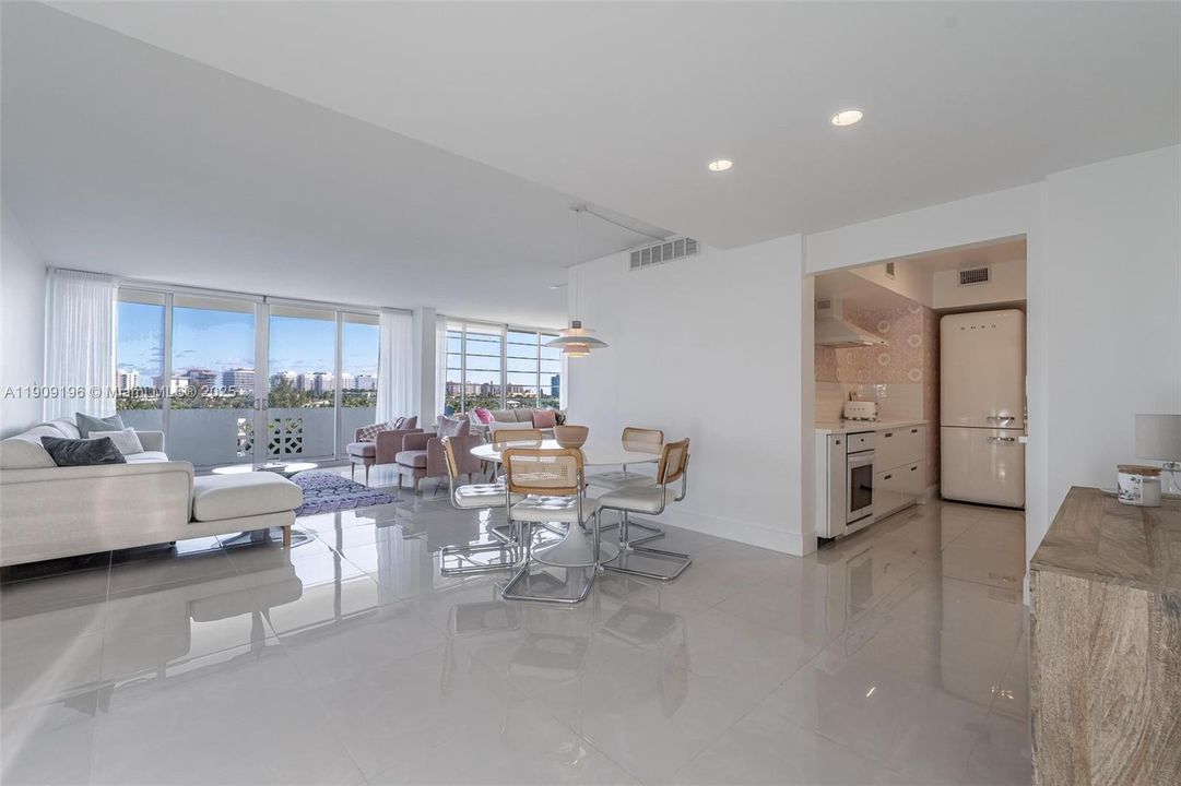 Activo con contrato: $4,000 (2 camas, 3 baños, 1413 Pies cuadrados)