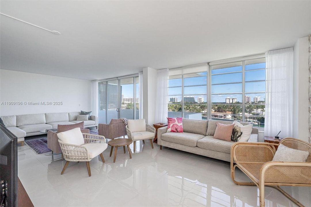 Activo con contrato: $4,000 (2 camas, 3 baños, 1413 Pies cuadrados)