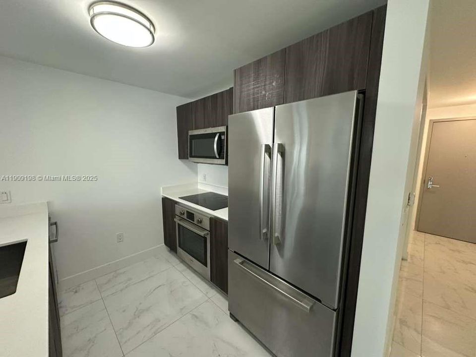 For Rent: $3,600 (1 beds, 1 baths, 745 Square Feet)
