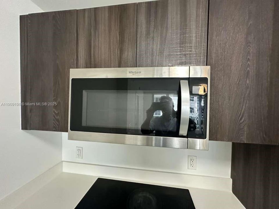 For Rent: $3,600 (1 beds, 1 baths, 745 Square Feet)