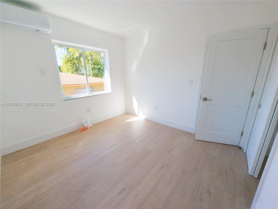 For Rent: $1,900 (2 beds, 1 baths, 800 Square Feet)