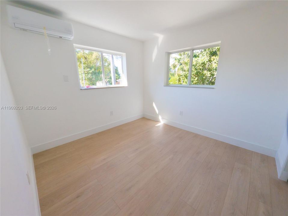 For Rent: $1,900 (2 beds, 1 baths, 800 Square Feet)