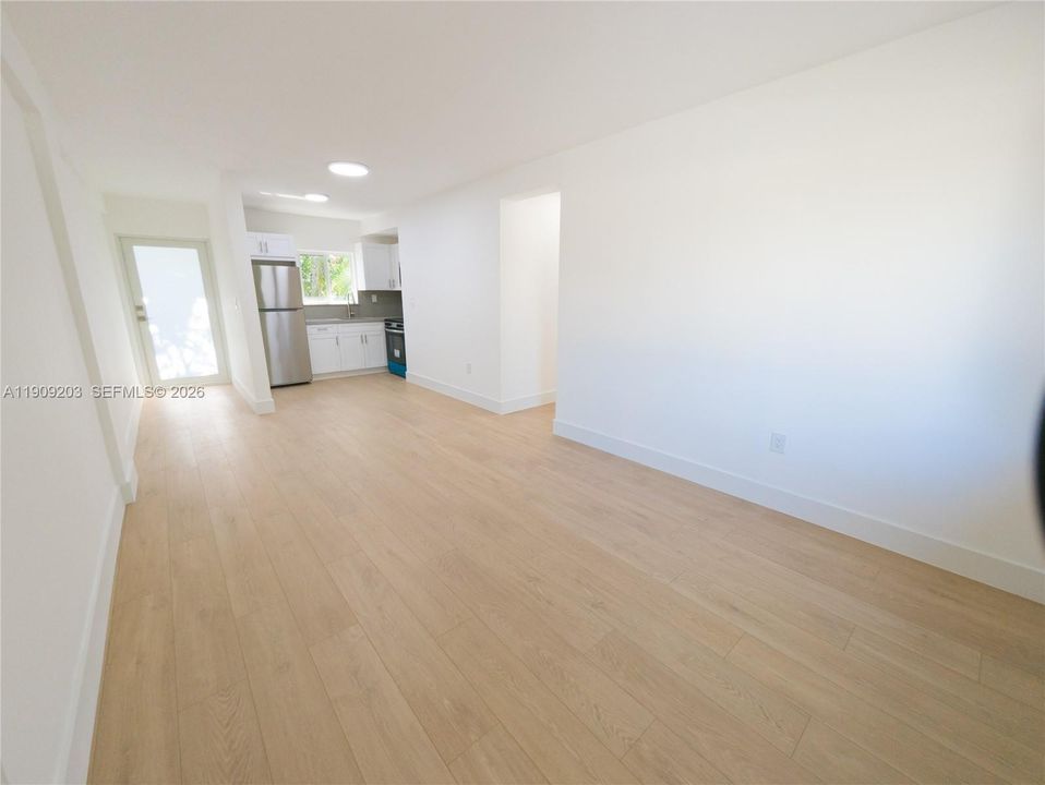 For Rent: $1,900 (2 beds, 1 baths, 800 Square Feet)