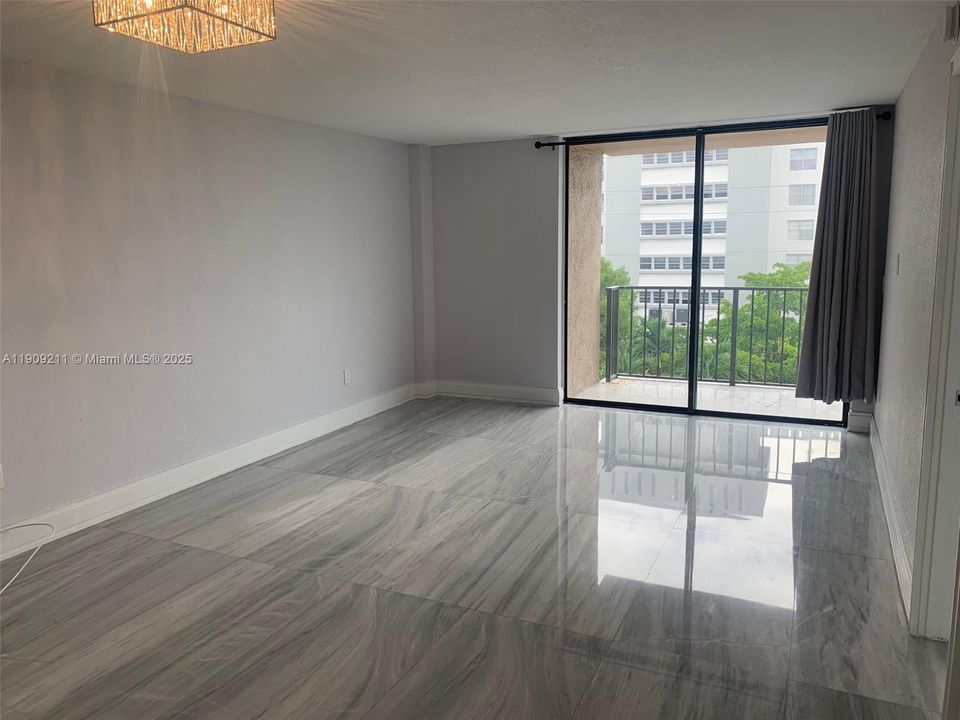 Active With Contract: $1,600 (1 beds, 1 baths, 722 Square Feet)