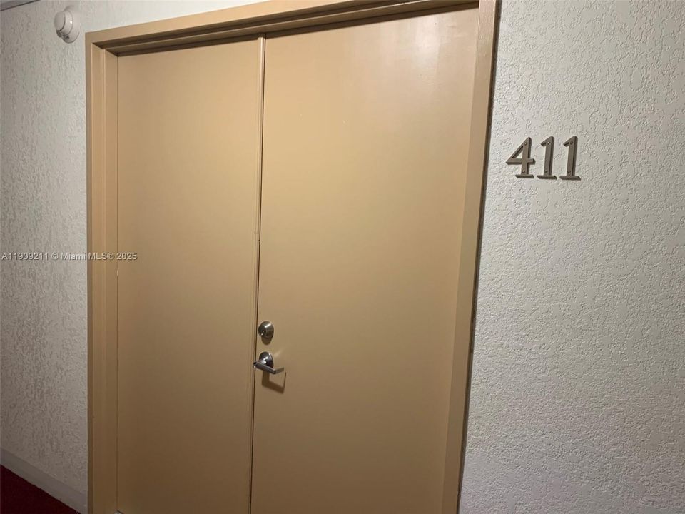 Active With Contract: $1,600 (1 beds, 1 baths, 722 Square Feet)