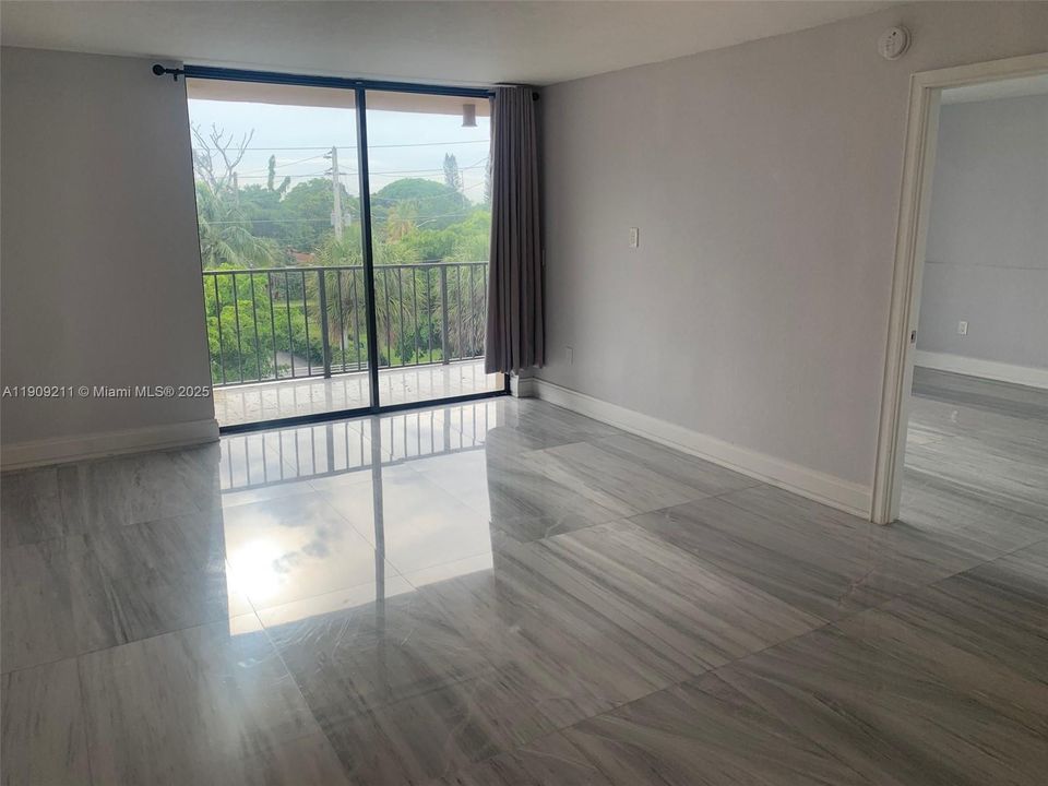 Active With Contract: $1,600 (1 beds, 1 baths, 722 Square Feet)