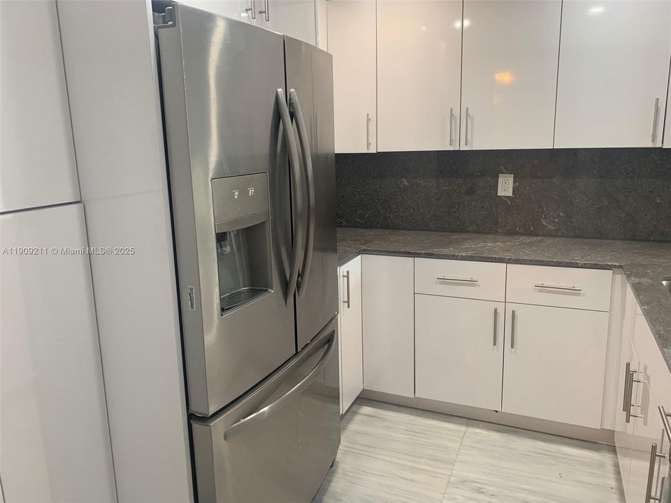 Active With Contract: $1,600 (1 beds, 1 baths, 722 Square Feet)