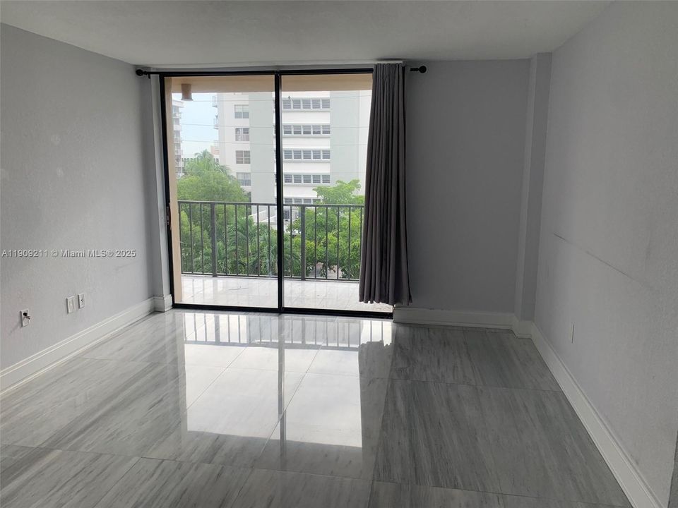 Active With Contract: $1,600 (1 beds, 1 baths, 722 Square Feet)