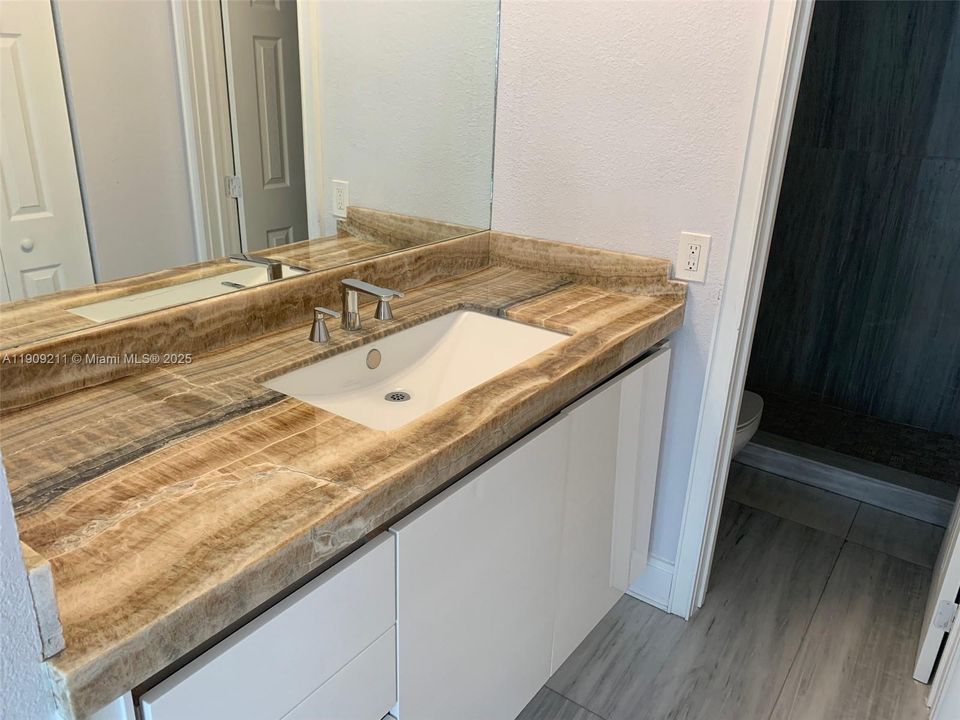 Active With Contract: $1,600 (1 beds, 1 baths, 722 Square Feet)