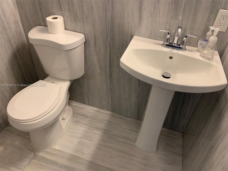 Active With Contract: $1,600 (1 beds, 1 baths, 722 Square Feet)