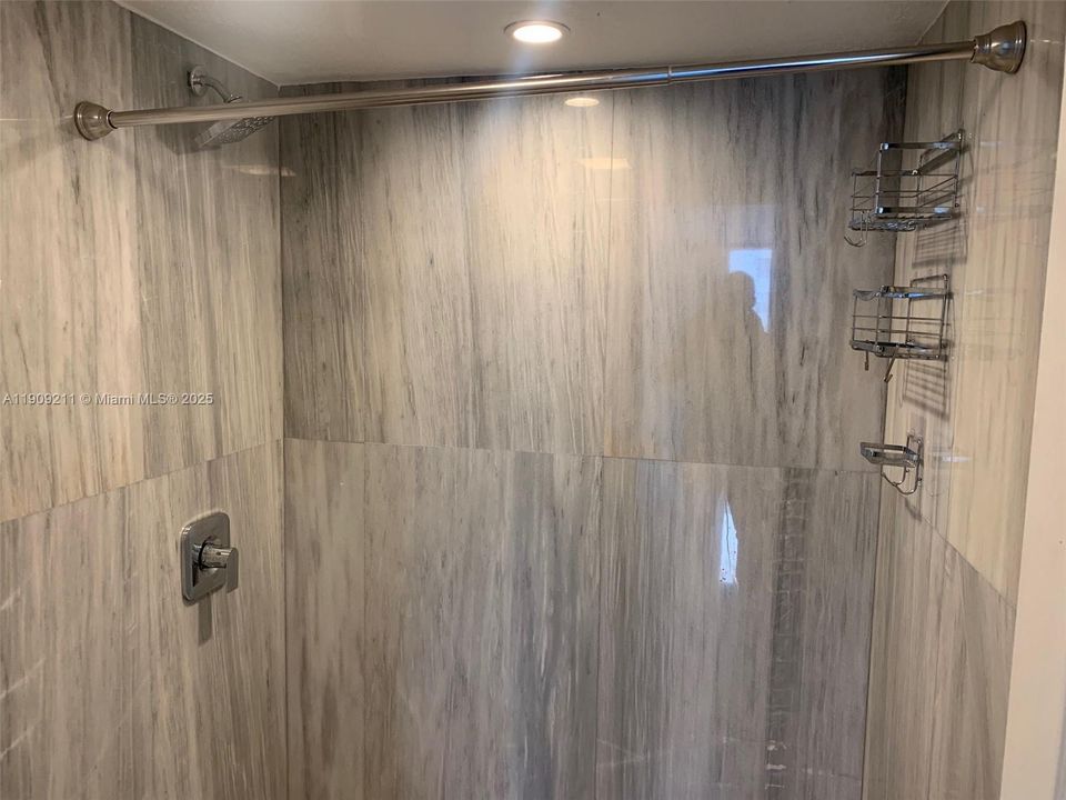 Active With Contract: $1,600 (1 beds, 1 baths, 722 Square Feet)