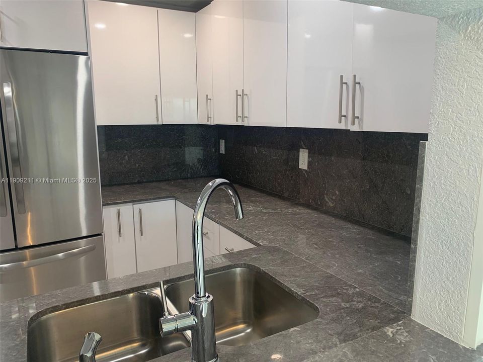 Active With Contract: $1,600 (1 beds, 1 baths, 722 Square Feet)