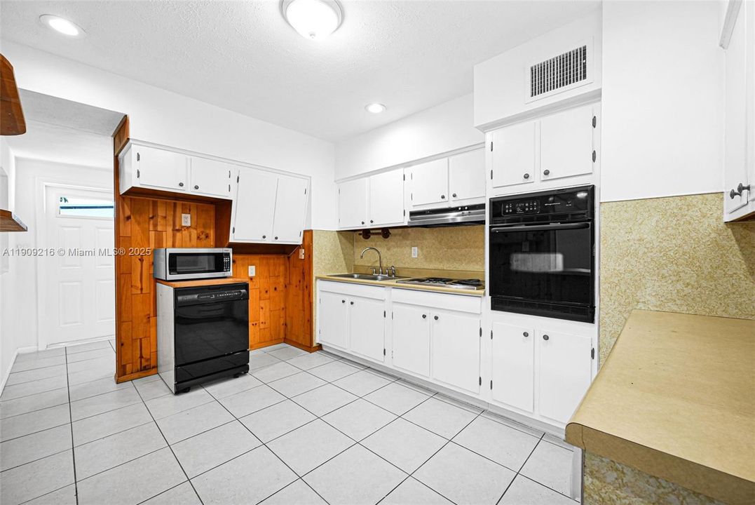 For Sale: $439,000 (4 beds, 1 baths, 1412 Square Feet)
