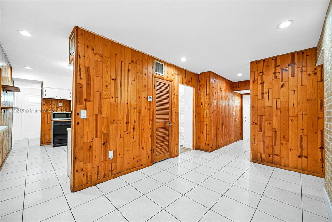 For Sale: $439,000 (4 beds, 1 baths, 1412 Square Feet)