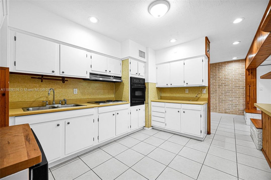 For Sale: $439,000 (4 beds, 1 baths, 1412 Square Feet)