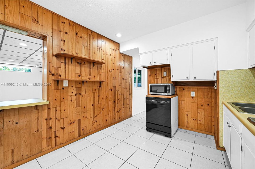 For Sale: $439,000 (4 beds, 1 baths, 1412 Square Feet)